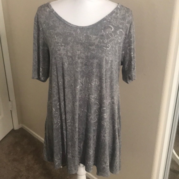 LuLaRoe Tops - 🌹LuLaRoe Perfect Tee. EUC.